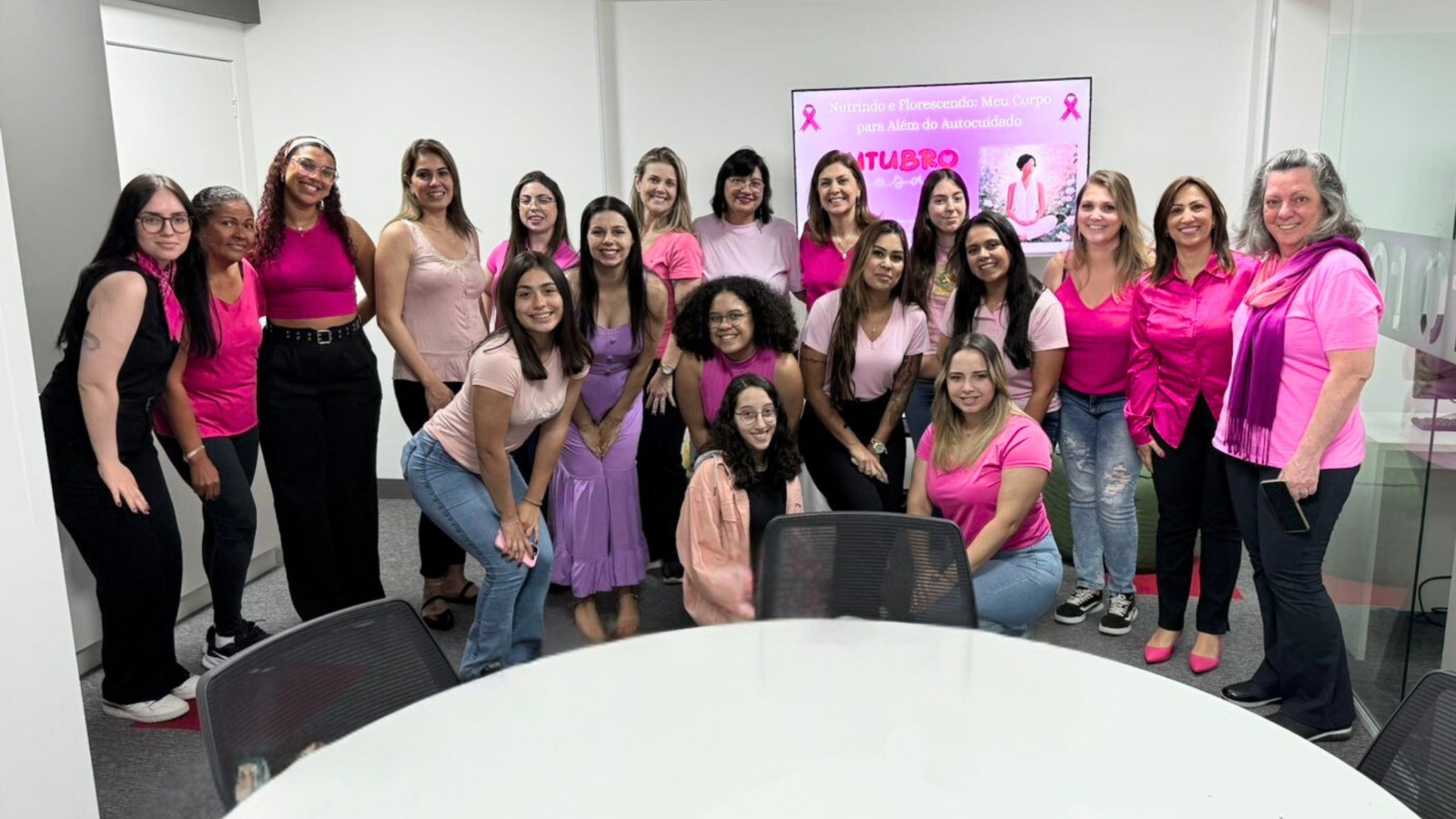 Grupo de mulheres em vivência de autocuidado no Outubro Rosa.