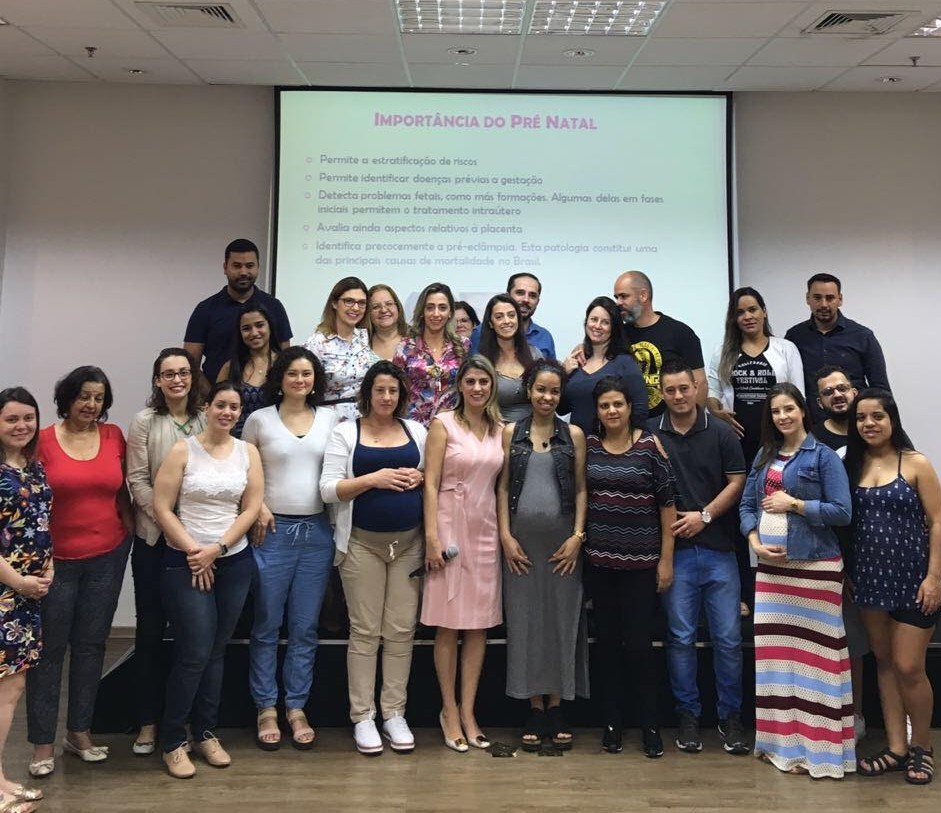 Sheila Gonzalez com casais grávidos em encontro de preparação